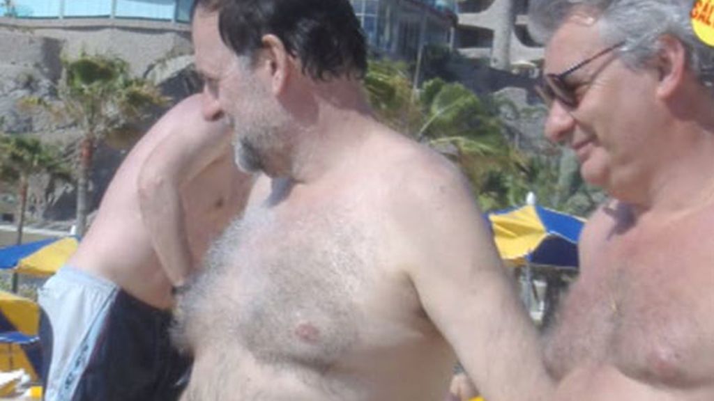 Rajoy luce palmito en la playa