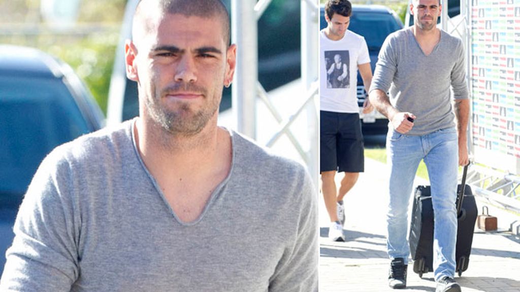 Cuello en pico gris para Valdés