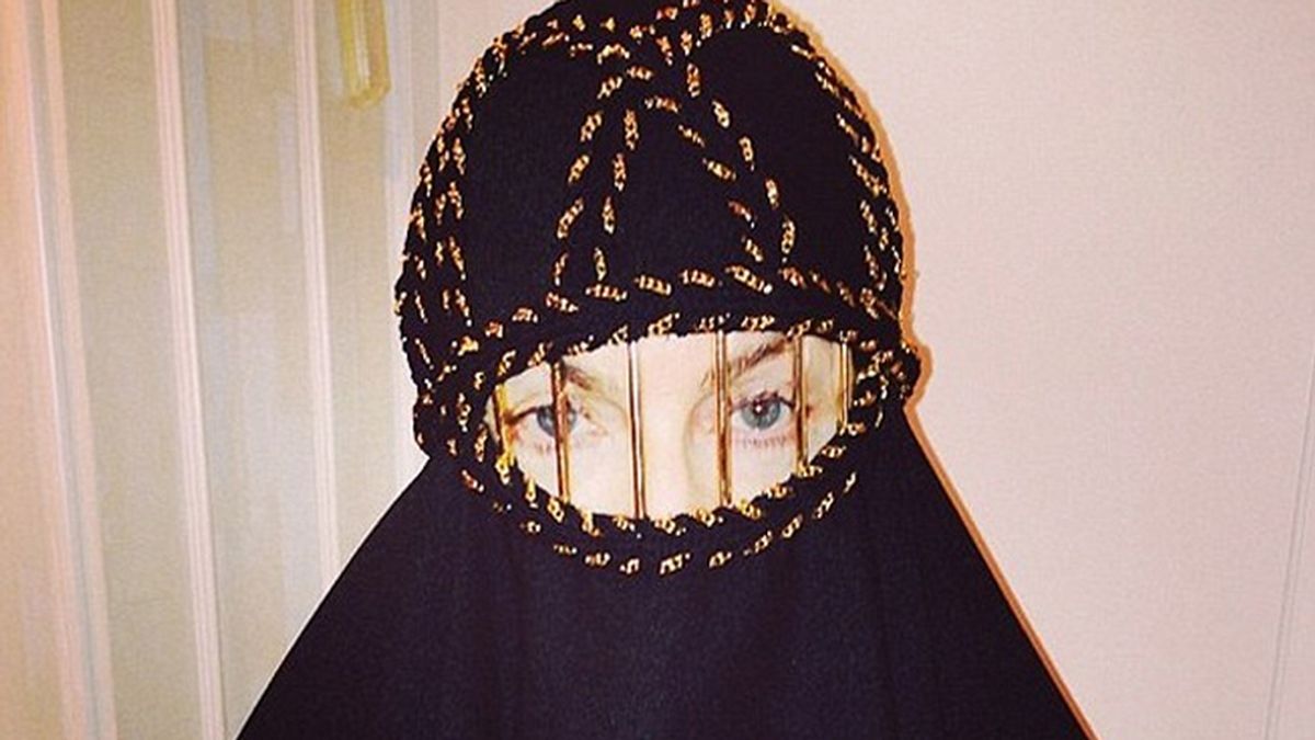 Madonna se cubre con un burka negro con barras sobre los ojos