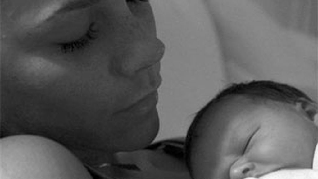 Victoria Beckham con la pequeña Harper en brazos. Foto: Twitter