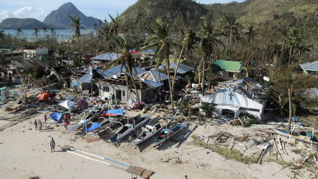 El súper tifón azota la ciudad Haiyan Tacloban en el centro de Filipinas