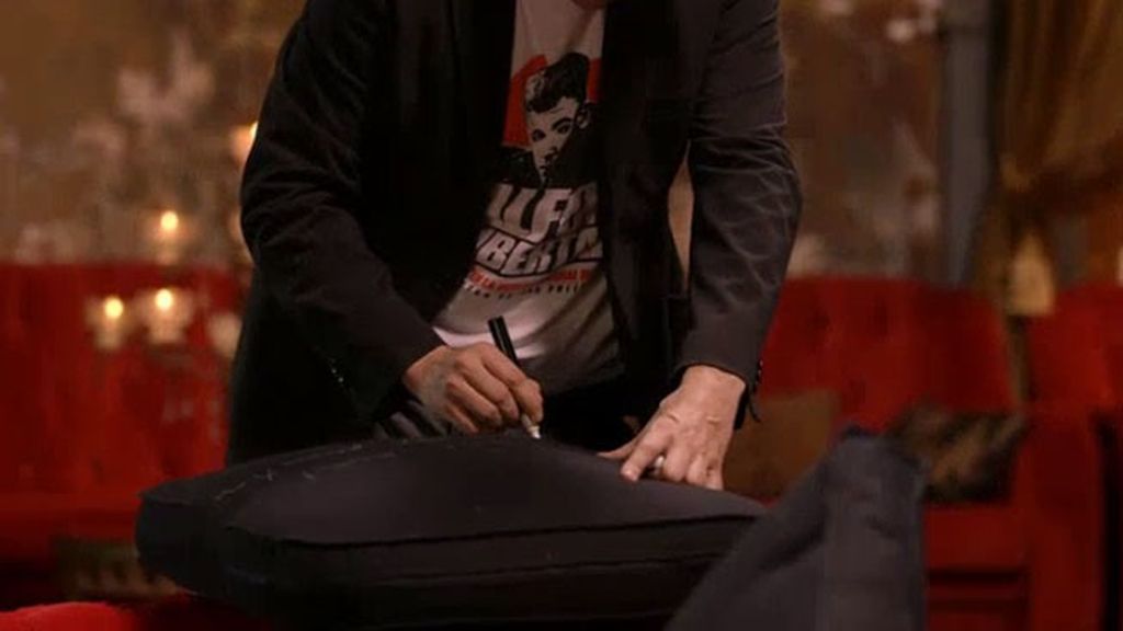 El actor se sienta en el chester