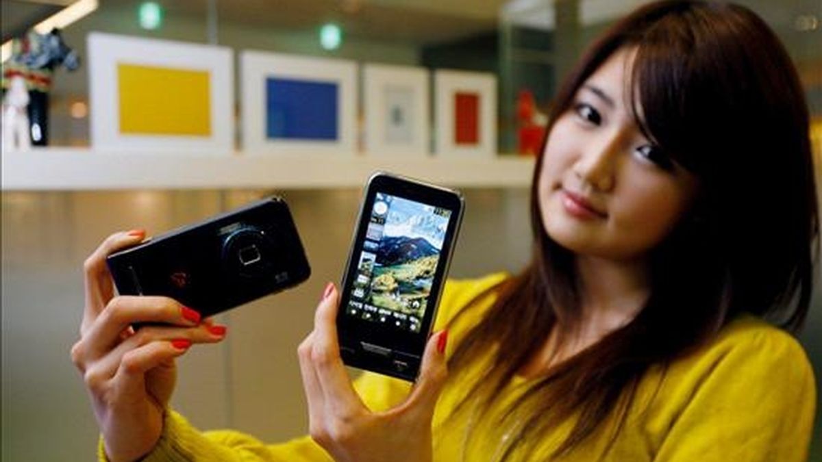 Una modelo posa durante la presentación del teléfono móvil "HAPTIC 8M" de pantalla táctil de Samsung Electronics Co. EFE/Archivo