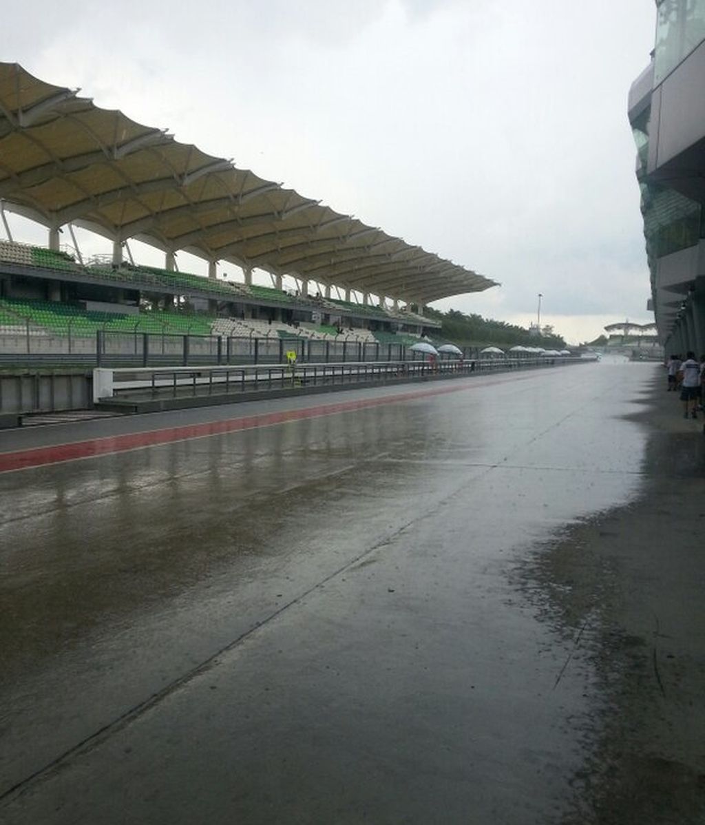 La lluvia interrumpió la vuelta a los test de Sepang (foto Aleix Espargaró)