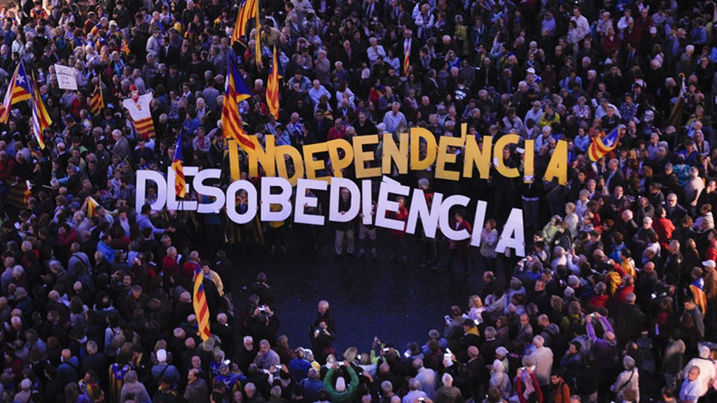 Manifestación en la Plaza de Sant Jaume en apoyo a Ortega y Rigau tras declarar por su papel en el 9N Manifestación en la Plaza de Sant Jaume en apoyo a Ortega y Rigau tras declarar por su papel en el 9N