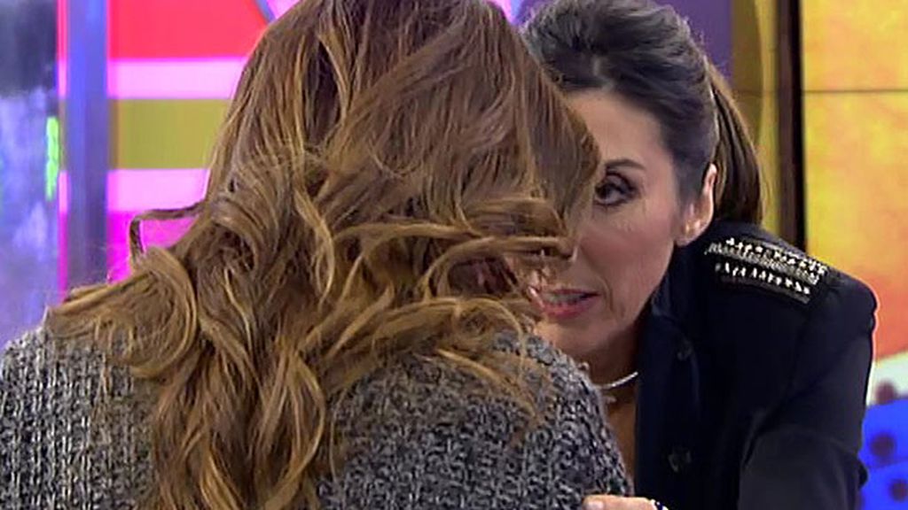 La colaboradora de 'Sálvame' no puede evitar las lágrimas