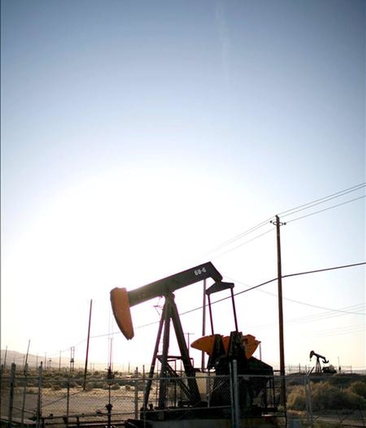Una bomba de extracción en un campo petrolífero cerca de Taft, California, EEUU. EFE/Archivo