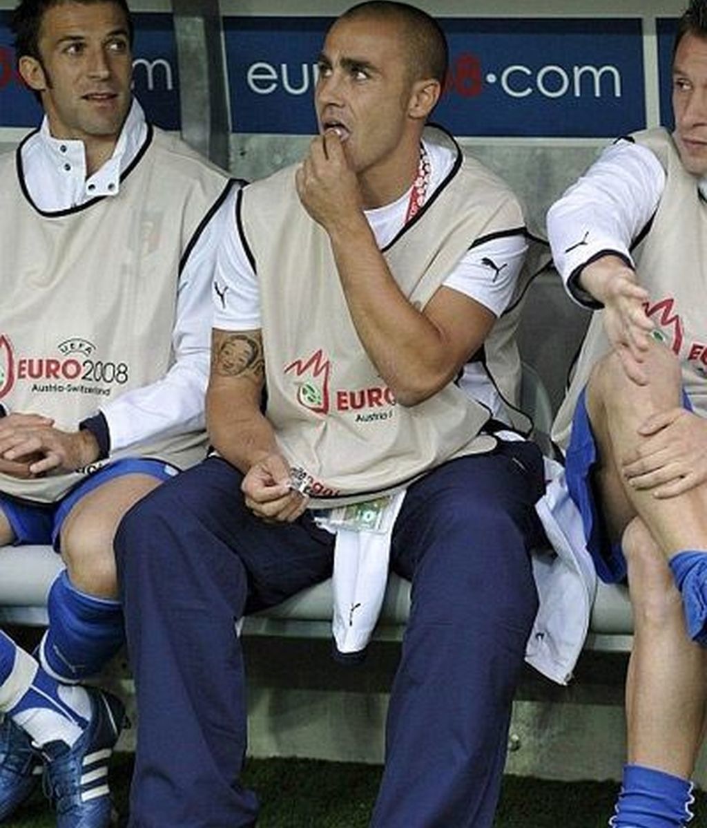 Cannavaro observa a los suyos en el partido contra la selección holandesa