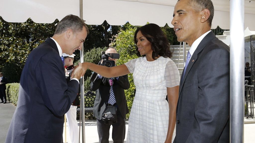 El rey Felipe VI saluda a la mujer del presidente norteamericano, Michelle Obama