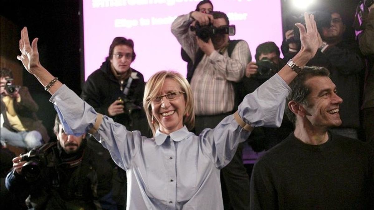 La líder de UPyD, Rosa Díez (c), junto al actor Toni Cantó (d), durante el acto de presentación realizado hoy en el Teatro Alcázar de Madrid de los candidatos con los que debutará la formación en las elecciones autonómicas y municipales de mayo próximo. EFE