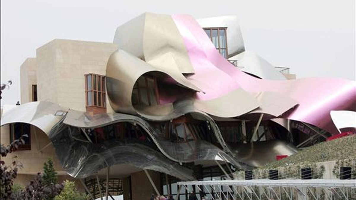 Vista general del hotel Marqués del Riscal situado junto a las bodegas de Marqués del Riscal en Elciego (Alava) y creado por el arquitecto canadiense Frank Gehry. EFE/Archivo