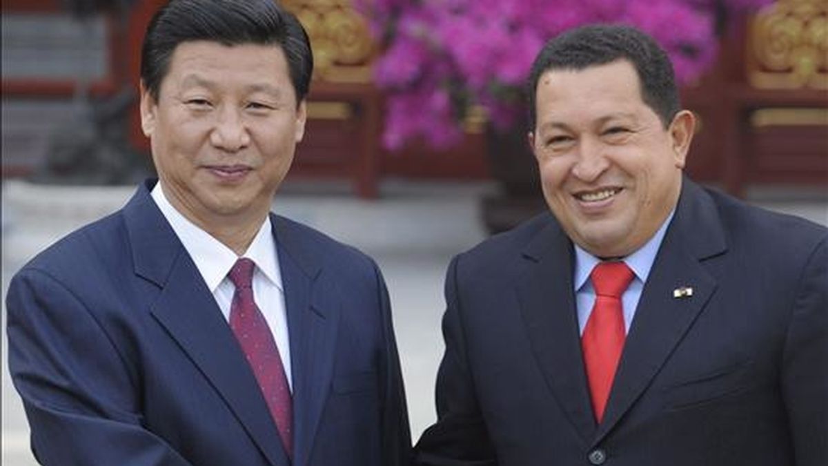 El presidente venezolano, Hugo Chávez (dcha), estrecha la mano al vicepresidente chino, Xi Jinping, durante la reunión mantenida hoy en Pekín. EFE