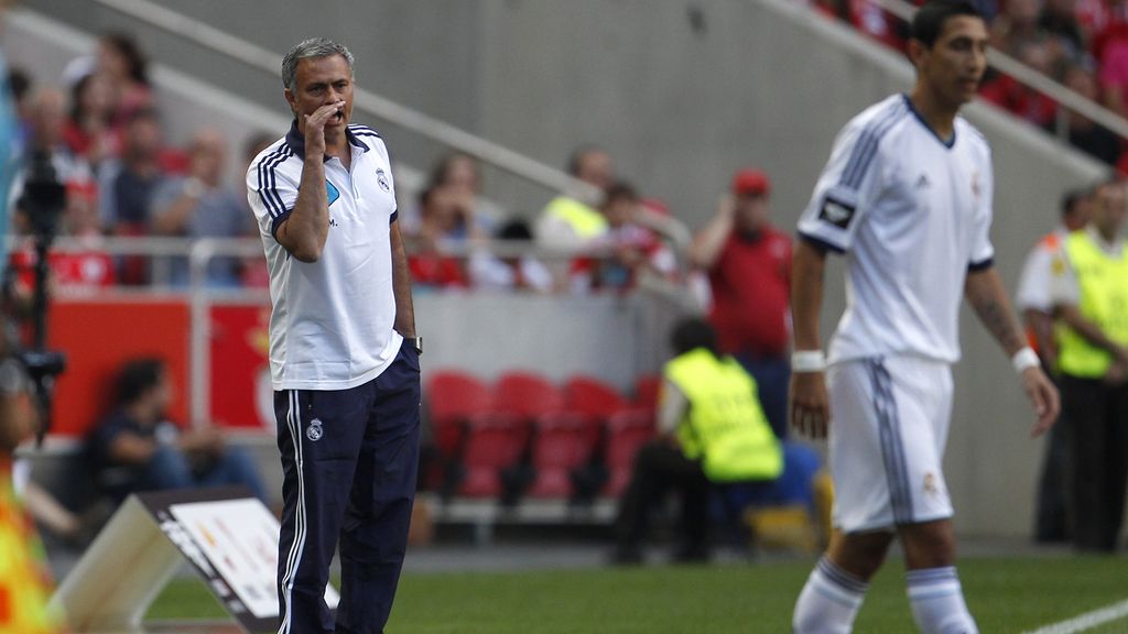 José Mourinho da instrucciones a Di Maria durante el encuentro ante el Benfica José Mourinho da instrucciones a Di Maria durante el encuentro ante el Benfica