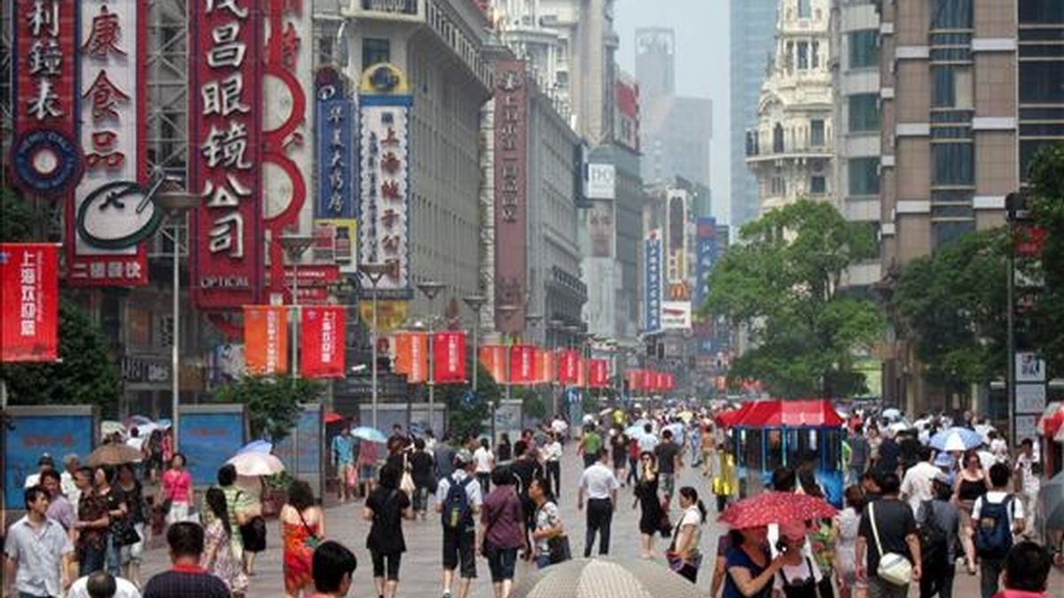 Vista de la calle Nanjing, la principal avenida de Shanghái (China). EFE/Archivo