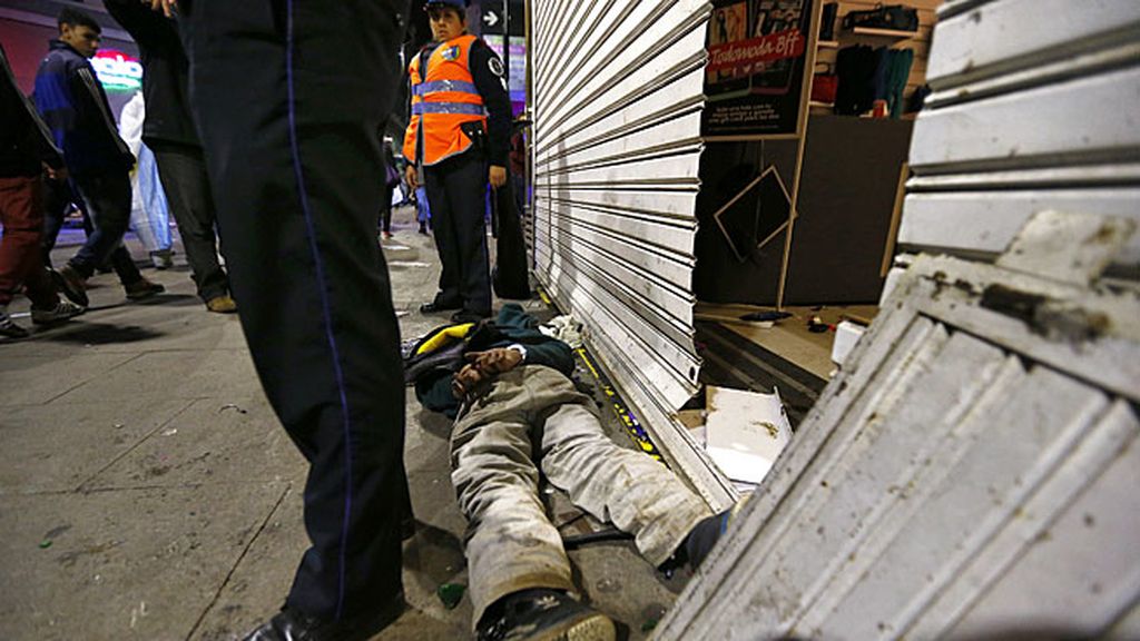 Lluvia de golpes y de piedras en la Plaza del Obelisco