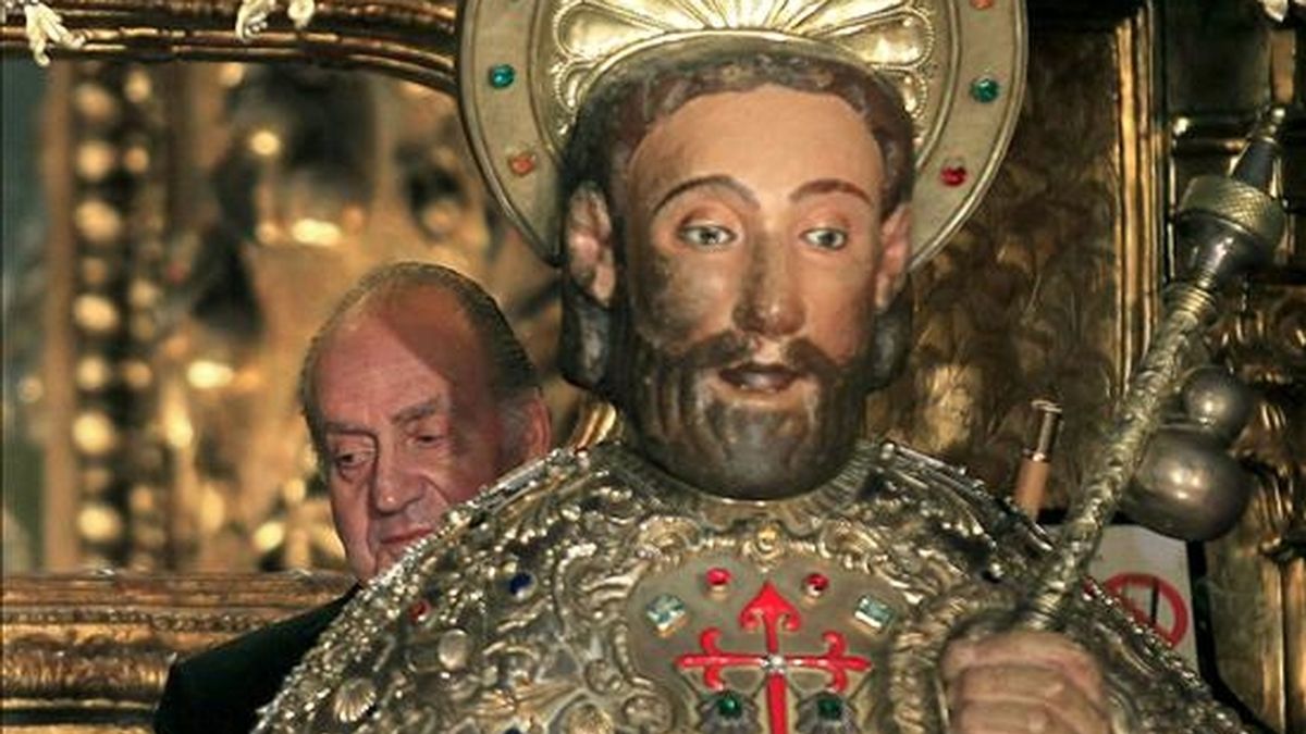 El Rey Juan Carlos realiza el rito de abrazar la imagen de Santiago, tras la Ofrenda Nacional al Apóstol, esta mañana en Santiago de Compostela, que celebra el Día de Galicia. EFE