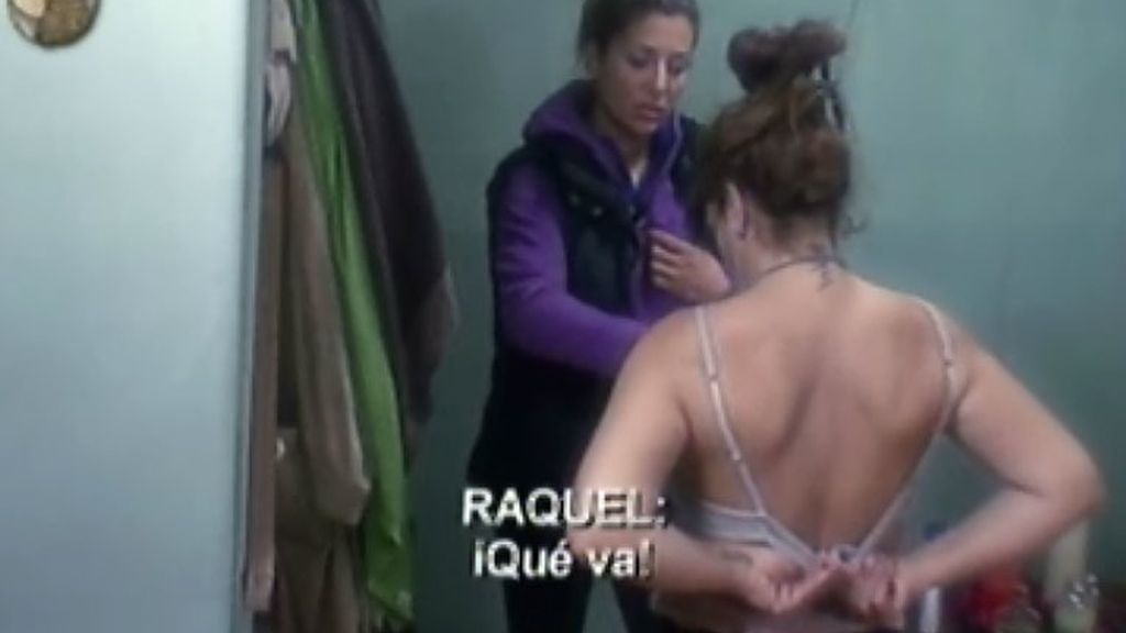 Raquel le enseña sus pechos a Nagore