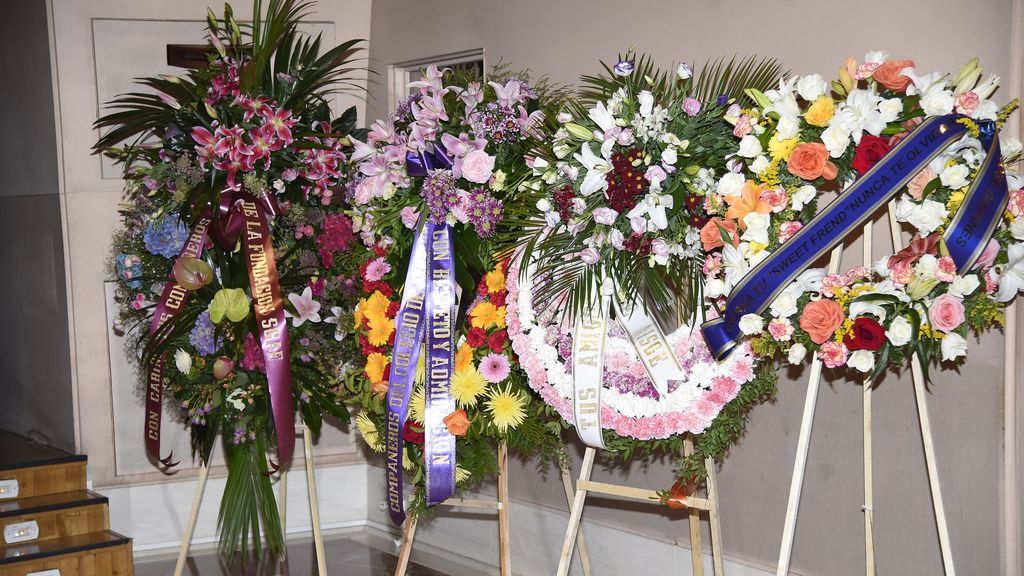 Coronas de flores para despedir a Ana Diosdado