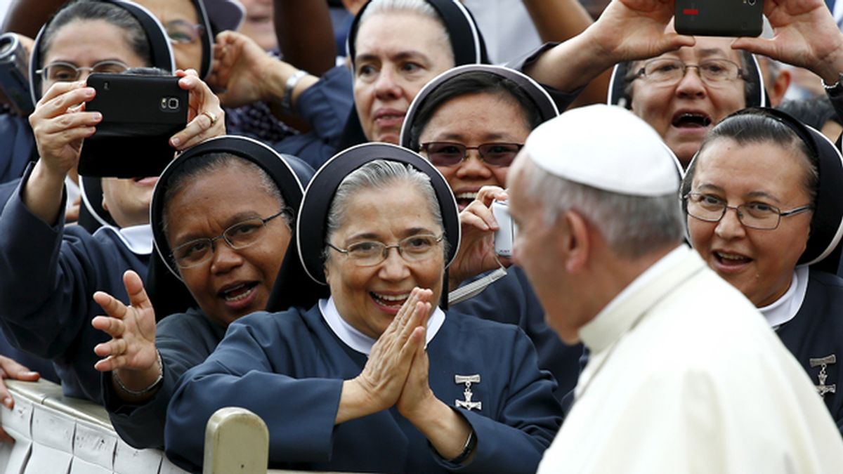 El papa saluda a una monjas el la plaza de San Pedro