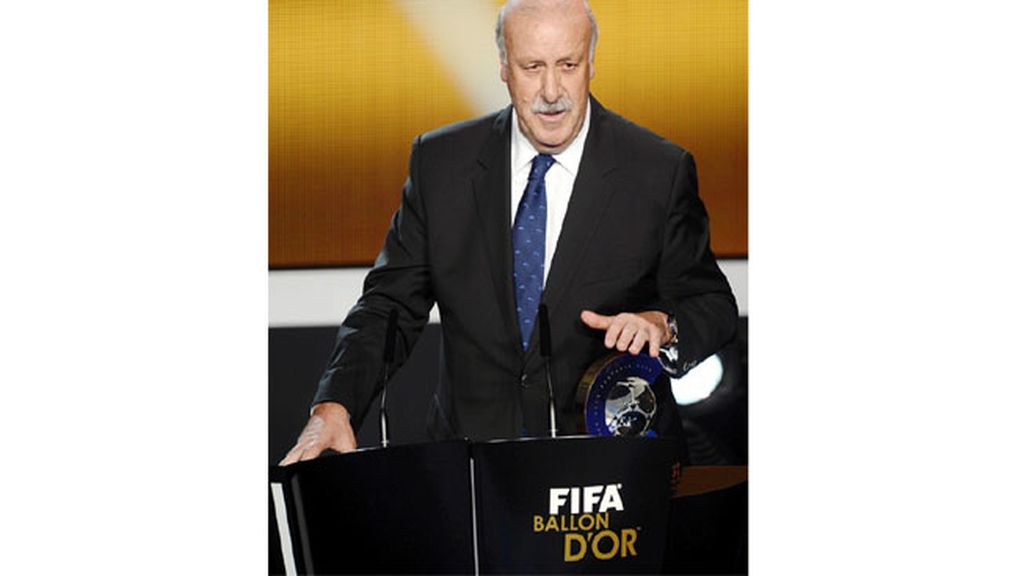El entrenador de la selección española de fútbol Vicente del Bosque da un discurso tras recibir el premio al mejor entrenador del año