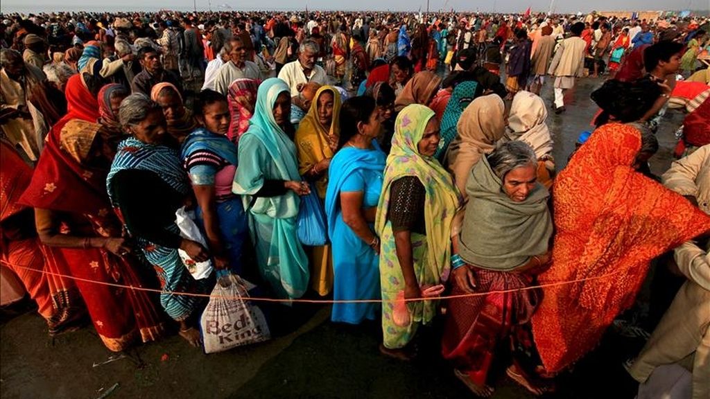 Peregrinos indios esperan para tomar un baño sagrado en la desembocadura del río Ganges, en la isla de Sagar, estado indio nororiental de Bengala, durante la celebración del 'Makar Sankranti', uno de los festivos más importantes en el calendario hindú, hoy. EFE Peregrinos indios esperan para tomar un baño sagrado en la desembocadura del río Ganges, en la isla de Sagar, estado indio nororiental de Bengala, durante la celebración del 'Makar Sankranti', uno de los festivos más importantes en el calendario hindú, hoy. EFE