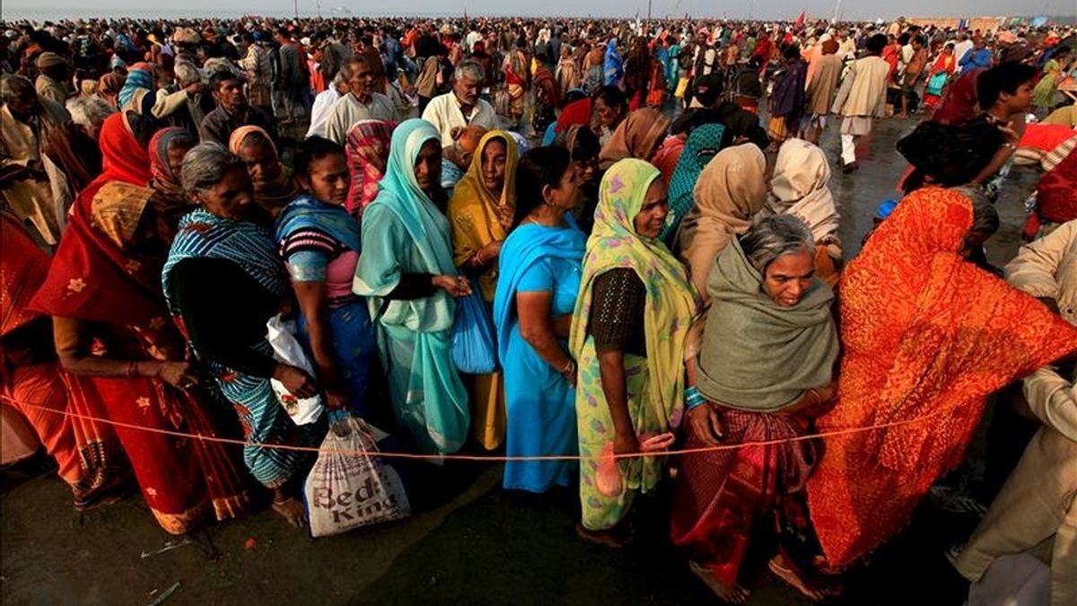 Peregrinos indios esperan para tomar un baño sagrado en la desembocadura del río Ganges, en la isla de Sagar, estado indio nororiental de Bengala, durante la celebración del 'Makar Sankranti', uno de los festivos más importantes en el calendario hindú, hoy. EFE