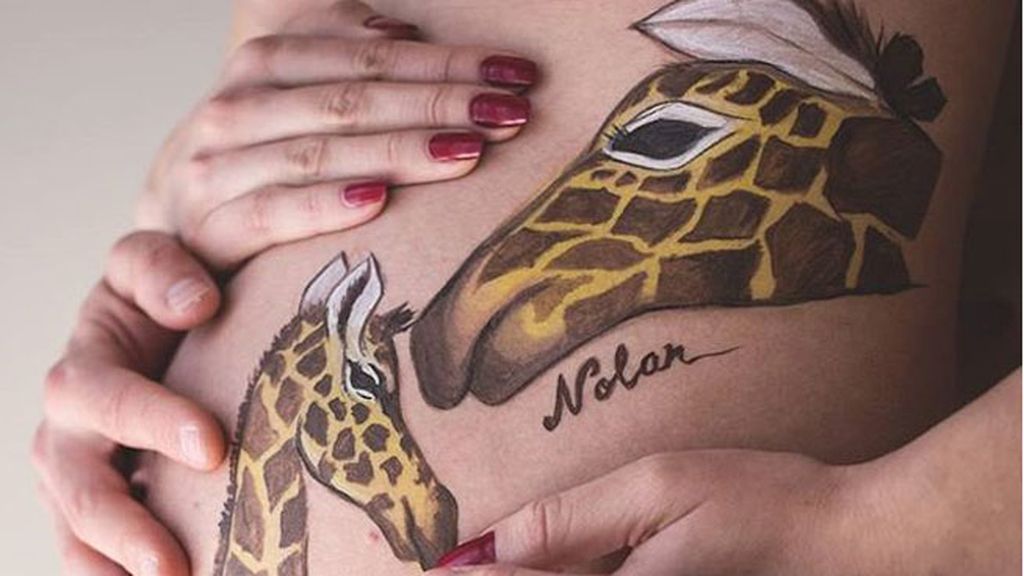 Dibujos personalizados adornan temporalmente la piel de las futuras madres