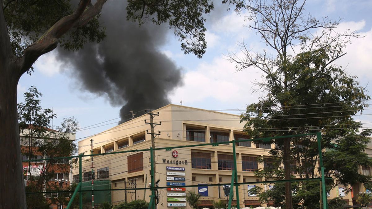 Columna de humo sobre el centro comercial en Nairobi