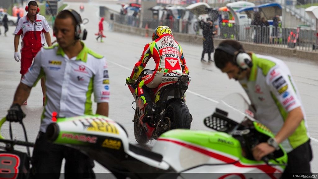 Rossi sale de su box durante la clasificación de Alemania