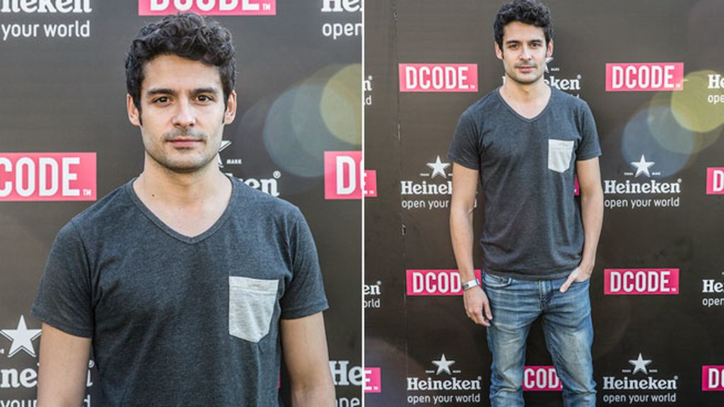 Nico Romero, gris y tejanos