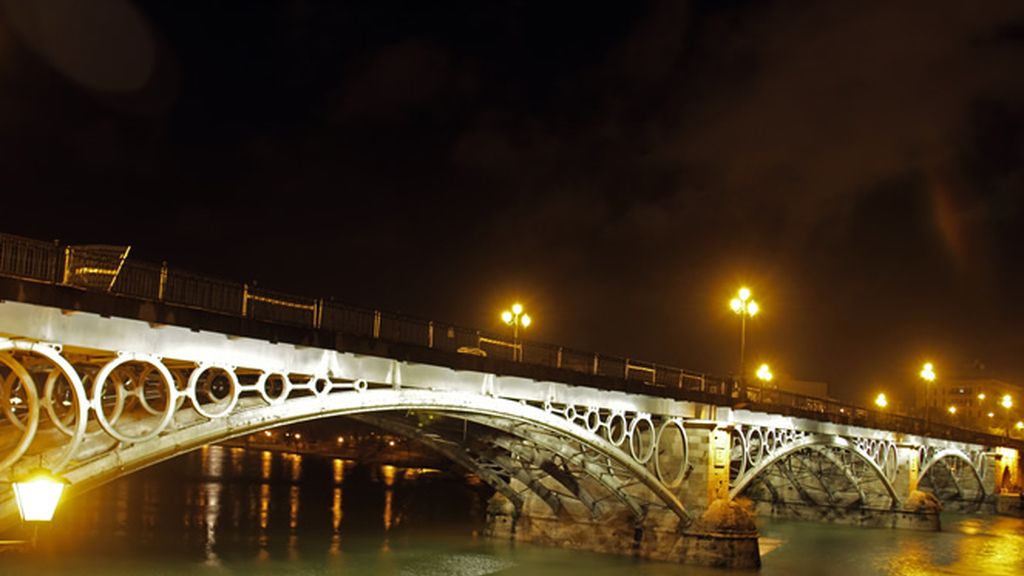 Raimundo Amador se pasea por las calles de Triana, su vista favorita