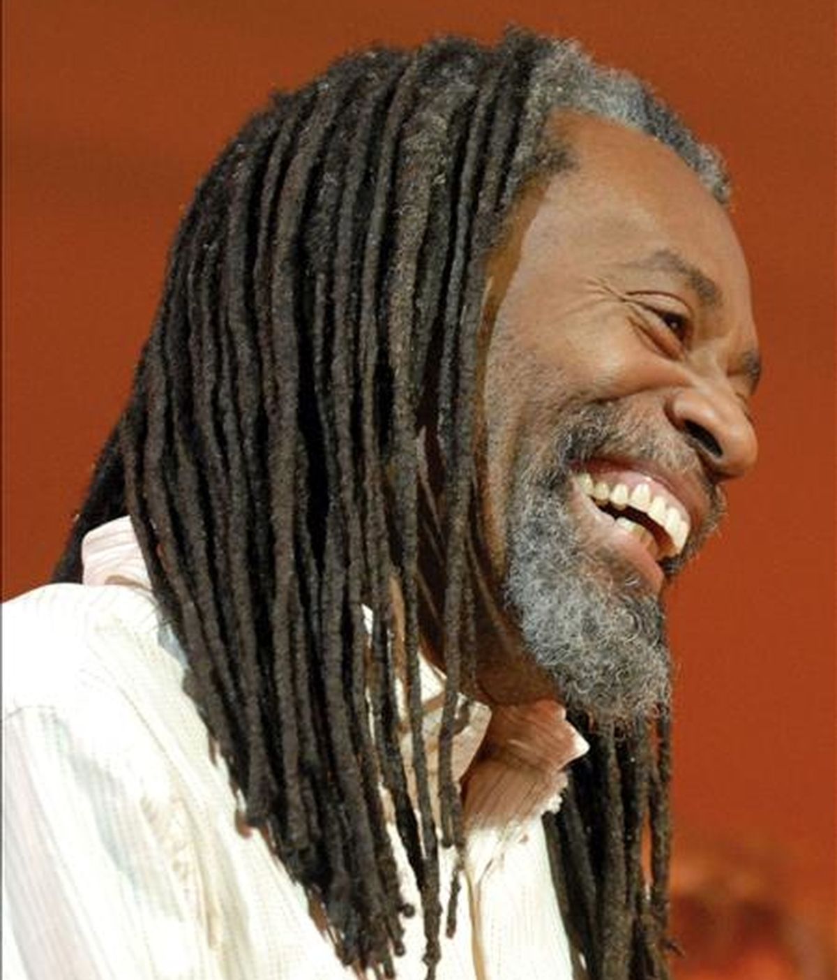 De Bobby McFerrin se conocía su virtuosismo vocal y una cierta afición a dirigir orquestas, pero poco o nada se sabía de su exquisitez gastronómica, la misma pasión que ahora le lleva a España para presentar su último ejercicio de "nouvelle cuisine" musical, "VOCAbuLarieS". "Buscábamos diferentes mezclas de ingredientes vocales para crear una nueva receta musical y coral. Los sonidos, al igual que los gustos, combinan las esencias de diferentes culturas y experiencias, pero todos son deliciosos y pueden satisfacer los sentidos", explica a Efe el cantante neoyorquino. EFE