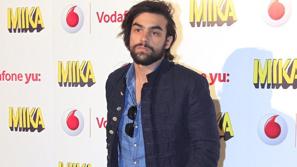 Diego Osorio, camisa vaquera y chaqueta azul marino