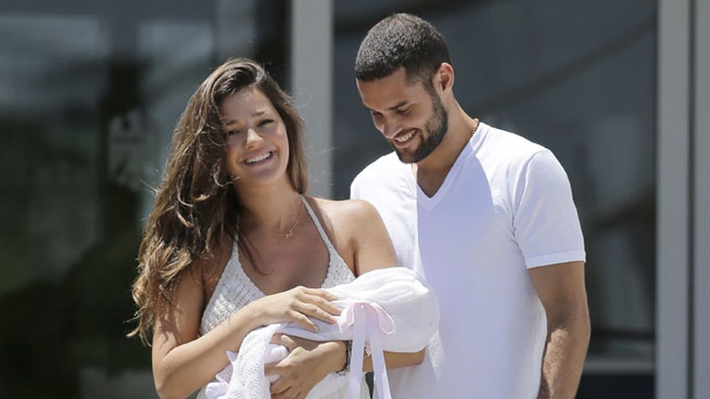 La pareja ha aparecido muy sonriente a la salida del hospital