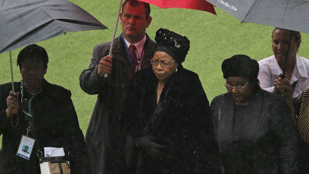Graca Machel, en el centro del estadio, bajo la intensa lluvia que cayó durante la ceremonia