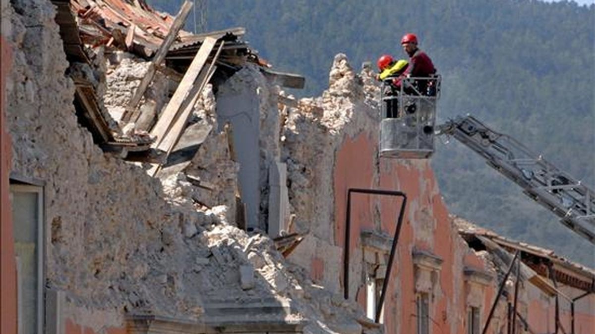 Miembros de los servicios de rescate de Italia inspeccionan las ruinas del Palacio del Gobierno de L'Aquila tras resultar casi destruido en su totalidad en el terremoto del pasado 6 de abril. EFE/Archivo