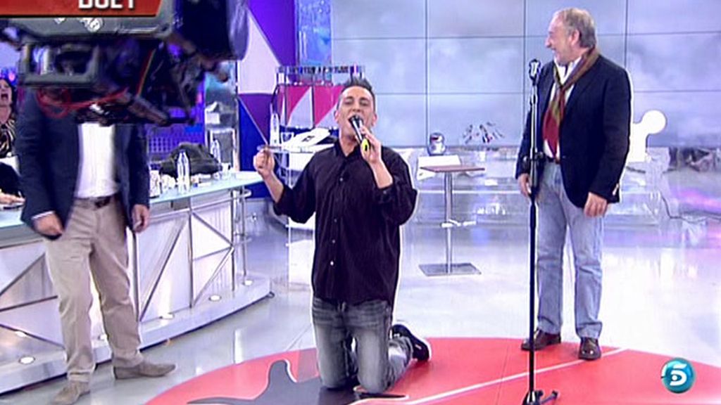 El colaborador despliega sus dotes como cantante