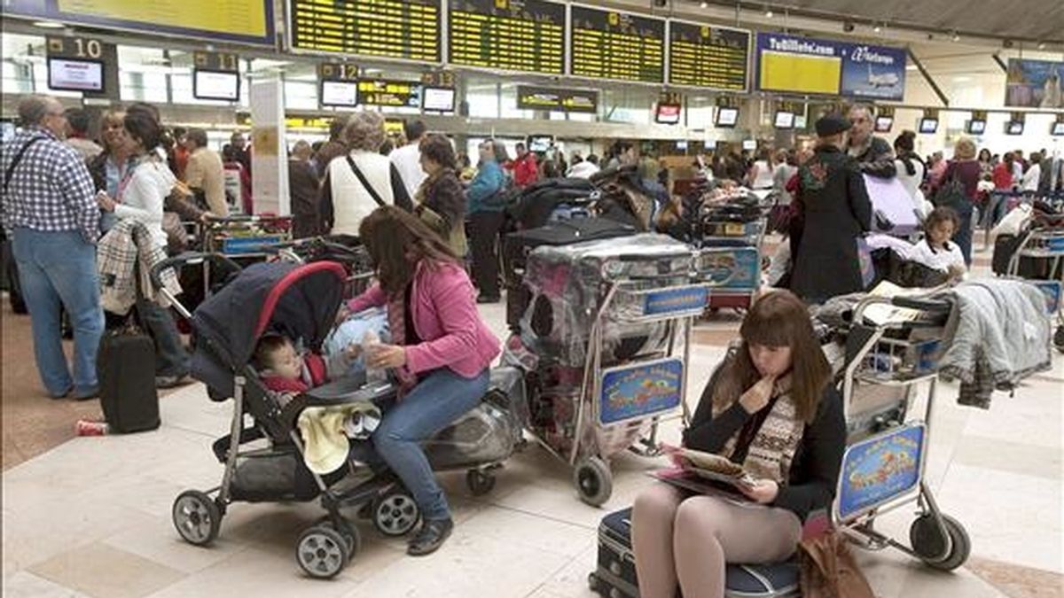 Numerosos pasajeros esperan información sobre sus vuelos en el aeropuerto de Tenerife Norte, que permanece sin actividad a causa del abandono de los controladores de sus puestos de trabajo. EFE