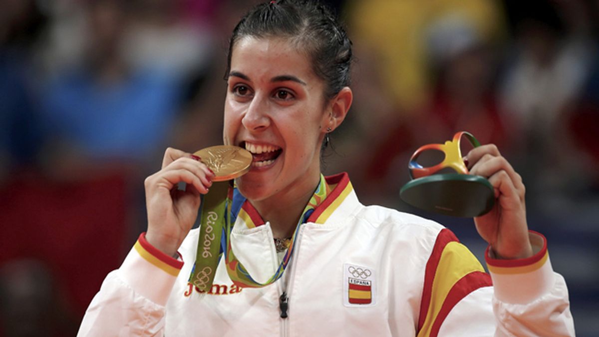 Carolina Marin posa con su histórica medalla de oro