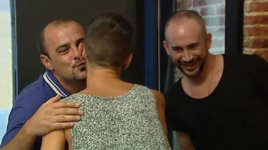 Los chicos luchan por captar la atención de Pedriño