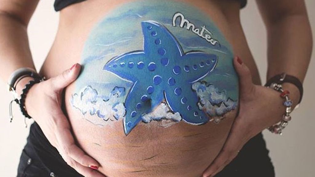 Dibujos personalizados adornan temporalmente la piel de las futuras madres