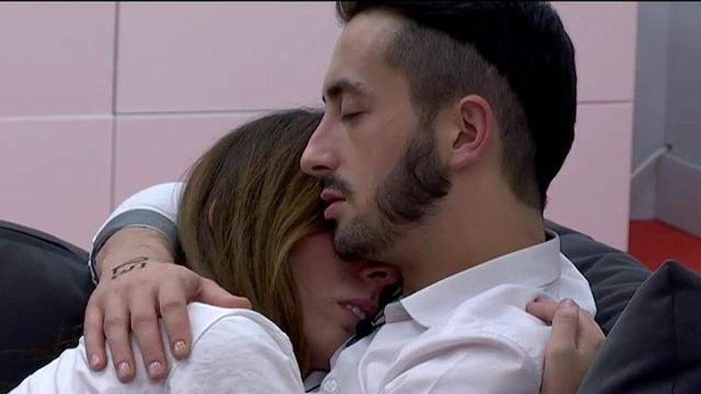 El vasco compartió cama con su amiga especial pero terminó durmiendo con Han