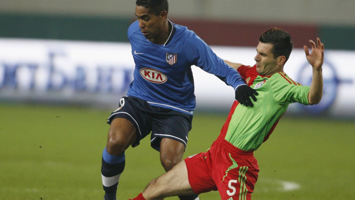 Emir Spahic, nuevo fichaje del Sevilla Emir Spahic, nuevo fichaje del Sevilla