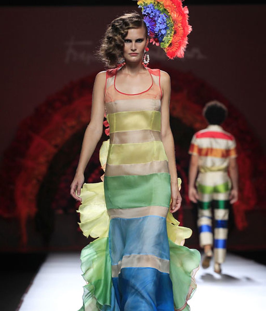 Una pasarela llena de flores y color