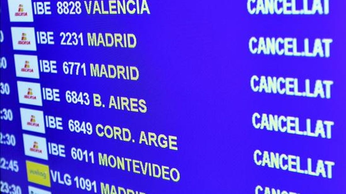 Vista de un panel en el aeropuerto de El Prat, en Barcelona, en el que se informa de la cancelación de todos los vuelos, después de conocer que todo el espacio aéreo español se encuentre cerrado por el abandono masivo de los controladores de sus puestos de trabajo, menos Andalucía. EFE