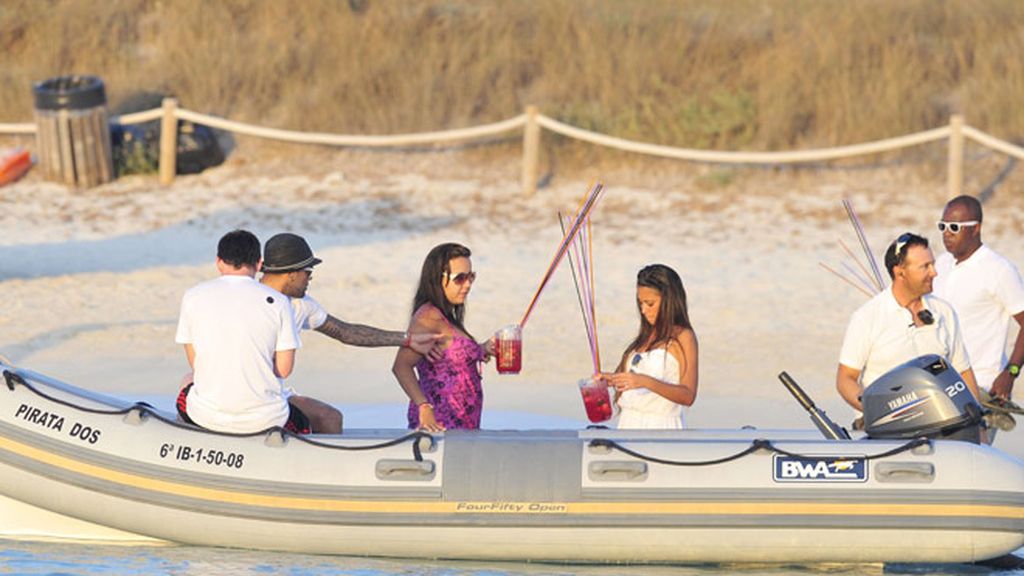 Messi y Antonella Roccuzzo apuran sus últimos días de vacas junto a Alves y Dinara