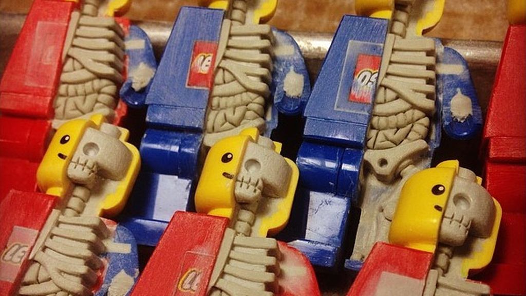 Así sería el interior de los muñecos  Lego si fuesen de carne y hueso