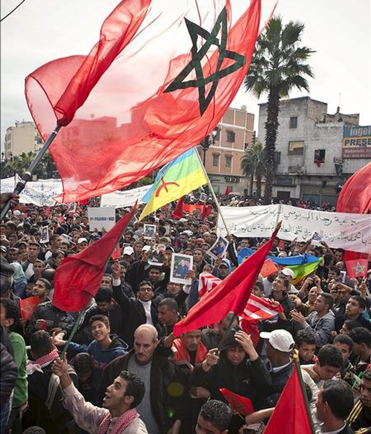 Manifestantes con banderas marroquíes y retratos del rey Mohamed VI en la protesta convocada hoy en Casablanca por sindicatos y partidos políticos marroquíes para protestar contra la política del Partido Popular español hacia el país magrebí. EFE