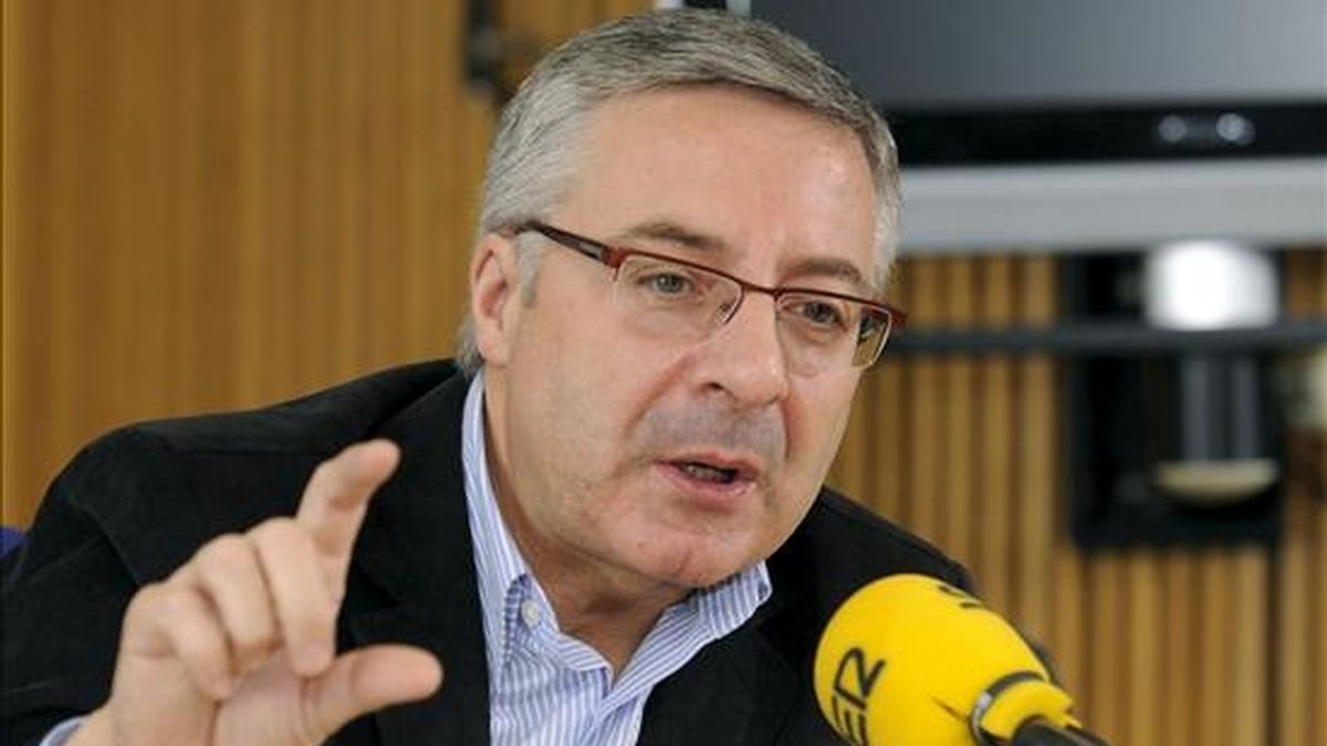 El ministro de Fomento, José Blanco, durante la entrevista que concedió hoy a la Cadena Ser. EFE El ministro de Fomento, José Blanco, durante la entrevista que concedió hoy a la Cadena Ser. EFE