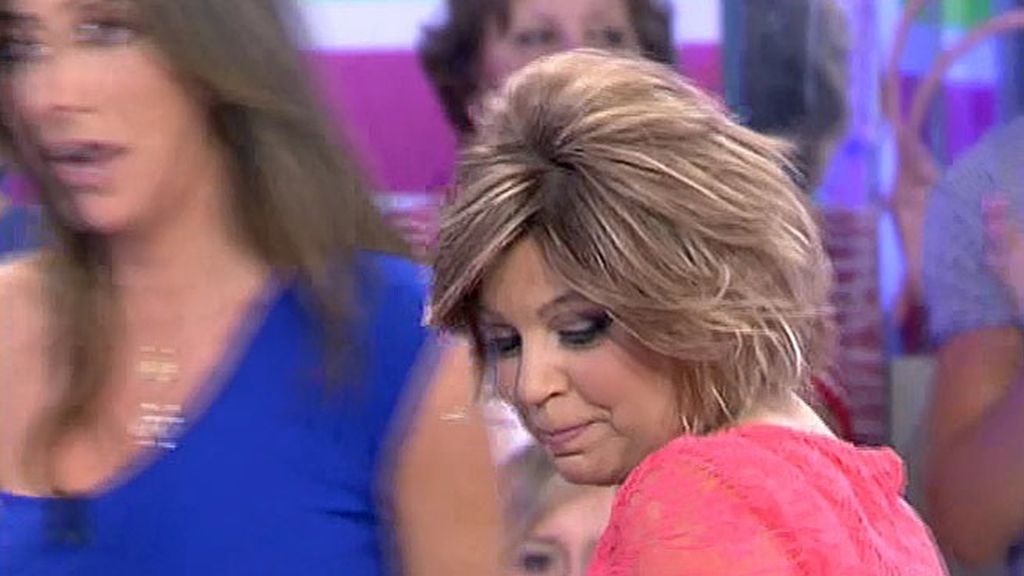 La presentadora abraza a la colaboradora